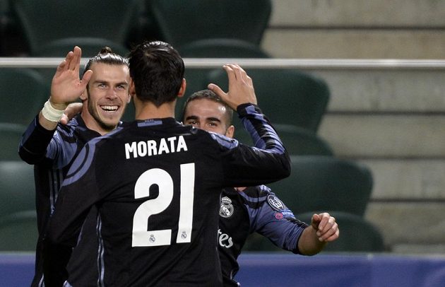 Gareth Bale (vlevo) z Realu Madrid slaví se spoluhráči gól proti Legii Varšava.