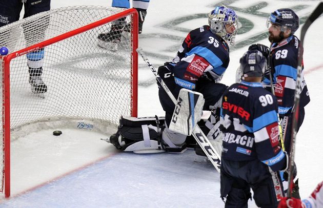 Brankář Liberce Roman Will inkasuje gól ve finále extraligy, přihlížejí Tyler Redenbach z Liberce (uprostřed) a jeho spoluhráč Marek Zachar.