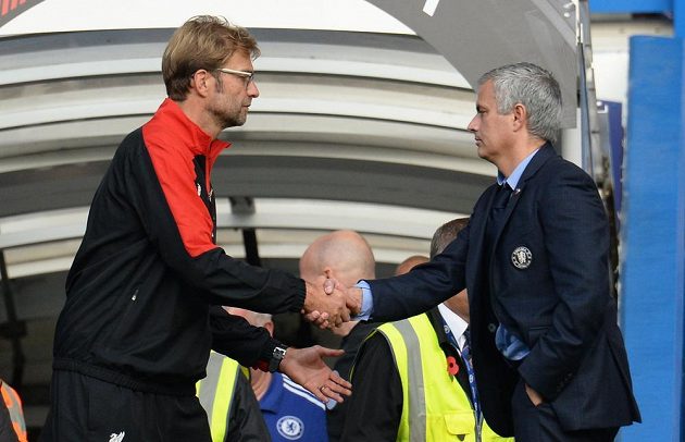 Kouč Liverpoolu Jürgen Klopp (vlevo) si třese pravicí s trenérem Chelsea José Mourinhem.