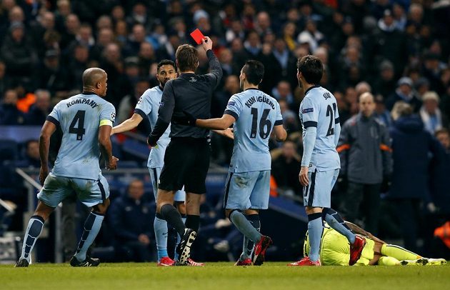 Sudí Felix Brych (uprostřed) uděluje červenou kartu Gaëlu Clichymu z Manchesteru City.