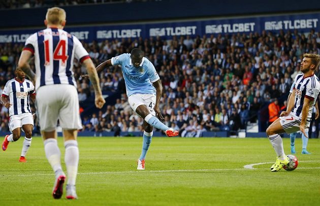 Záložník Manchesteru City Yaya Touré střílí svůj první gól proti WBA v úvodním kole Premier League.