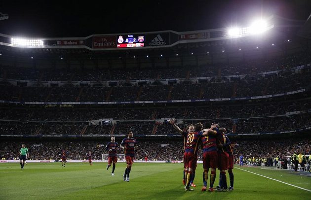 Fotbalisté Barcelony slaví gól na hřišti Realu Madrid v zápase 12. kola španělské La Ligy.