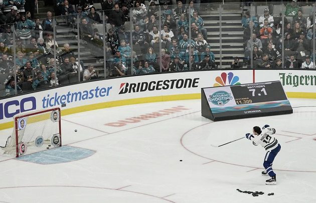 Auston Matthews z Toronta na Utkání hvězd NHL vzdal dresem hold spoluhráči Patricku Marleauovi, který v San Jose strávil 20 let své kariéry.