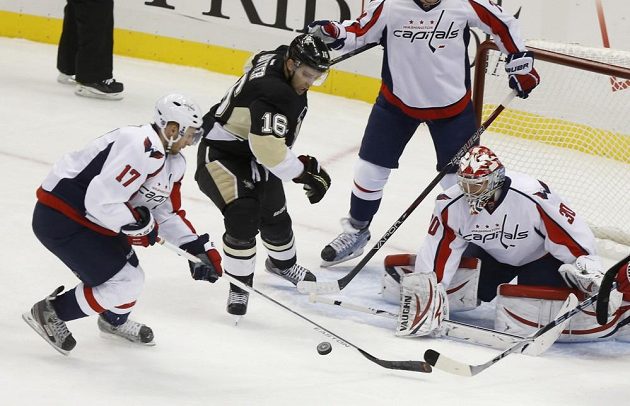 Ve střehu! Gólman Washingtonu Michal Neuvirth zasahuje před Wojtekem Wolskim z Pittsburghu.
