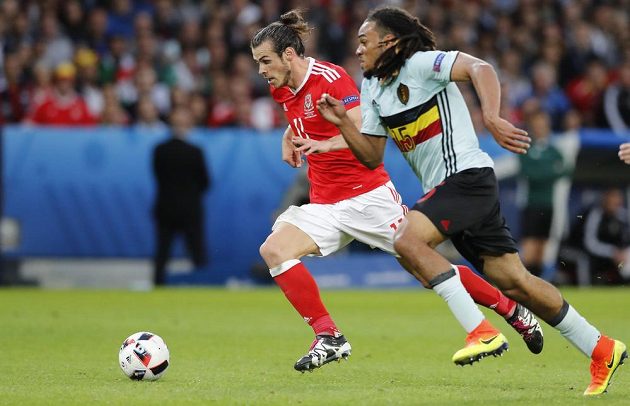 Hvězda velšského týmu Gareth Bale (vlevo) v souboji s Jasonem Denayerem z Belgie.