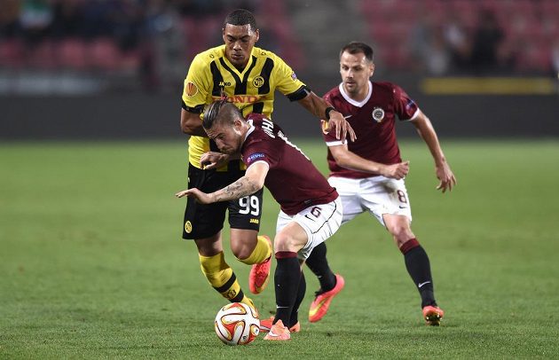 O míč bojují sparťan Lukáš Vácha (vpředu) a Guillaume Hoarau z Bernu. Vpravo Marek Matějovský.