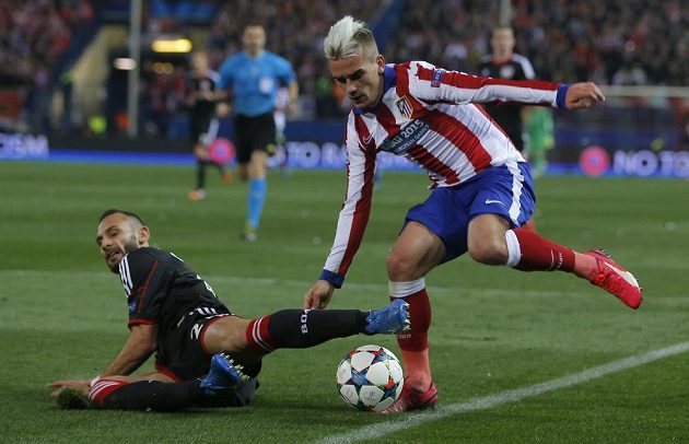 Záložník Atlétika Madrid Antoine Griezmann (vpravo) se snaží obejít Omera Topraka z Leverkusenu v odvetném osmifinálovém utkání Ligy mistrů.