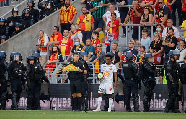 Fotbalisté Lens budou muset sehrát nejméně příští dva domácí zápasy ve francouzské lize před prázdnými tribunami. Klub byl potrestán za výtržnosti fanoušků.