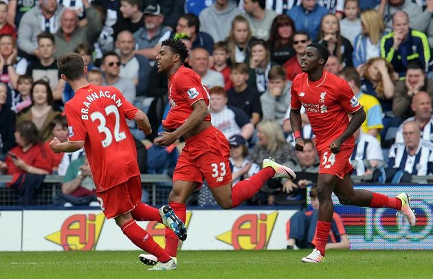 Jordon Ibe (uprostřed) z Liverpoolu slaví se spoluhráči gól proti West Bromwichi v utkání 38. kola Premier League.