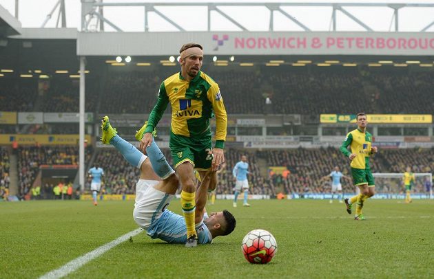 Gary O'Neil (vpředu) z Norwiche a útočník Manchesteru City Sergio Agüero v utkání 30. kola Premier League.
