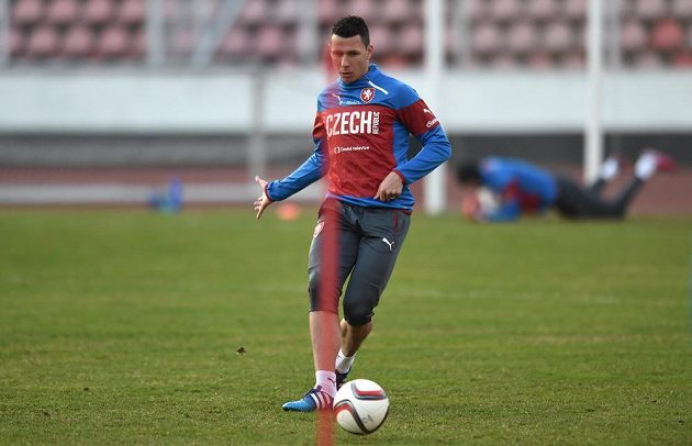 Marek Suchý během tréninku reprezentace před utkáním kvalifikace ME 2016 s Lotyšskem.