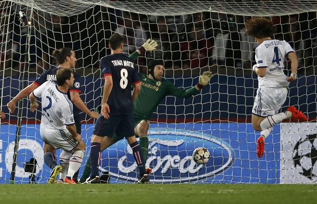 Obránce Chelsea David Luiz (vpravo) střílí nešťastný vlastní gól brankáři Petru Čechovi v utkání Champions League v Parku princů proti PSG.