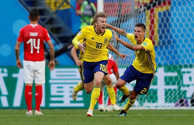 Švédské ofenzivní eso Emil Forsberg slaví první branku. Po jeho střele totiž míč smolně tečoval do vlastní branky stoper Švýcarů Akanji.