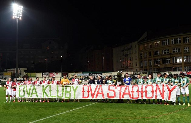 Týmy Slavie Praha a Bohemians Praha 1905 s transparentem na podporu záchrany stadiónu Ďolíček během utkání 8. kola Synot ligy.