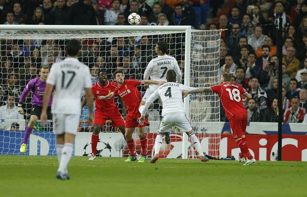 Fotbalista Realu Madrid Cristiano Ronaldo (nejvýše) se pokouší hlavou prosadit proti obraně Liverpoolu v utkání Ligy mistrů.