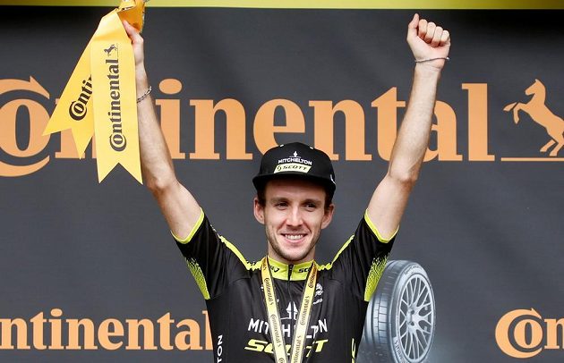 Britský cyklista Simon Yates si první pyrenejskou etapu na Tour de France užil a slavil etapové prvenství.
