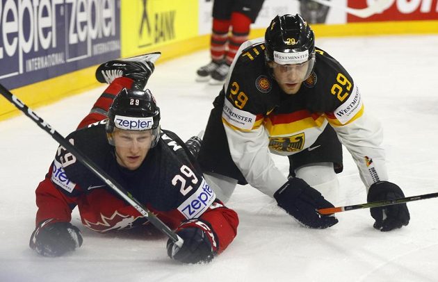 Kanaďan Nate Mackinnon v akci s Němcem Leonem Draisaitlem během čtvrtfinále hokejového mistrovství světa.