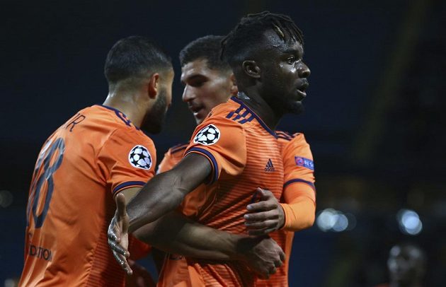 Lyonský Maxwel Cornet vpravo rozjásal svůj tým v duelu Ligy mistrů na hřišti Manchesteru City.
