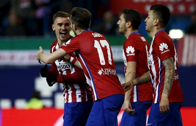 Antoine Griezmann (vlevo) slaví se svými spoluhráči z Atlétika Madrid vstřelený gól.