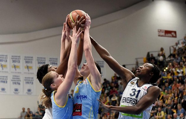 Basketbalistka USK Praha Alena Hanusová (vlevo), Sonja Petrovičová (uprostřed) a Tina Charlesová z Fenerbahce bojují o míč.