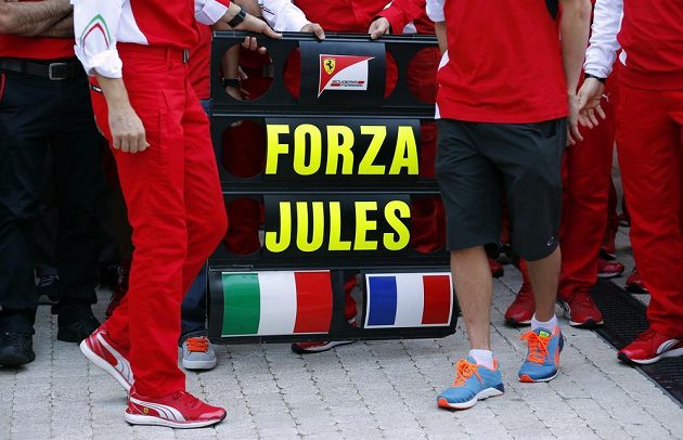 Buď silný, Julesi! Celý paddock F1 drží Julesi Bianchimu v jeho nejtěžším souboji palce.