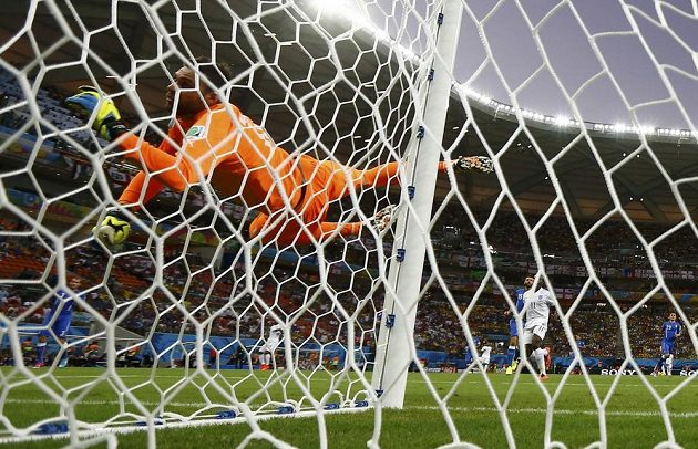 Italský gólman Salvatore Sirigu kontroluje střelu Angličana Raheema Sterlinga do boční sítě.