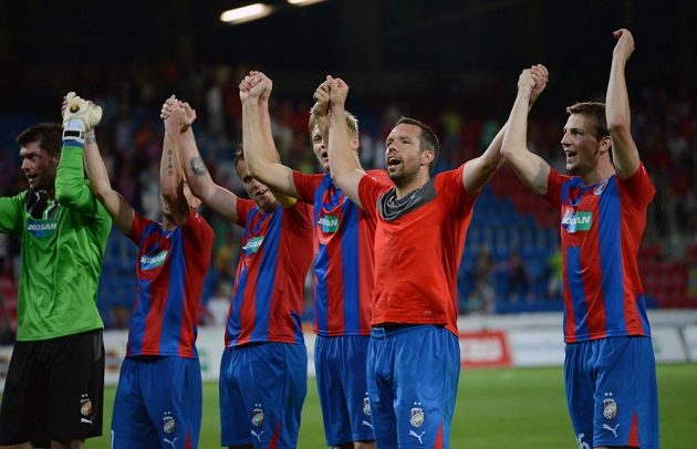 Kapitán Viktorie Plzeň Pavel Horváth oslavuje se spoluhráči vítězství po utkání 3. předkola Ligy mistrů s Nomme Kalju.
