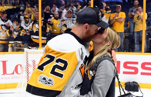 Polibek pro vítěze. Švédský útočník Pittsburghu Penguins Patric Hornqvist (72) líbá svou ženu Malin poté, co Tučňáci vyhráli na ledě Nashvillu Predators a obhájili vítězství ve Stanley Cupu.