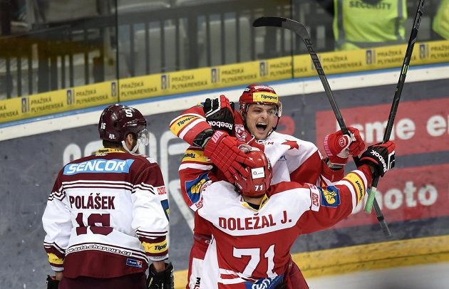 Slávističtí útočníci Jiří Doležal (zády) a Miloslav Čermák slaví gól proti Spartě. Vlevo přihlíží obránce holešovického týmu Adam Polášek.