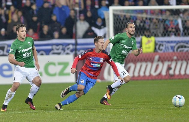 Patrik Hrošovský z Viktorie Plzeň mezi jabloneckými Stanislavem Teclem a Petrem Jiráčkem.