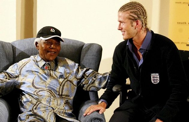 Bývalý prezident Jihoafrické republiky Nelson Mandela při setkání s kapitánem anglické reprezentace Davidem Beckhamem v květnu 2003.