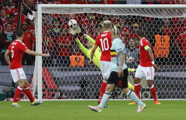 Dalekonosnou střelu Radji Nainggolana už velšský brankář Hennessey vytěsnit nedokázal.