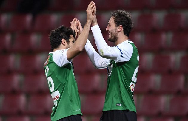 Fotbalisté Jablonce José Romera (vlevo) a Martin Doležal se radují z gólu proti Spartě.