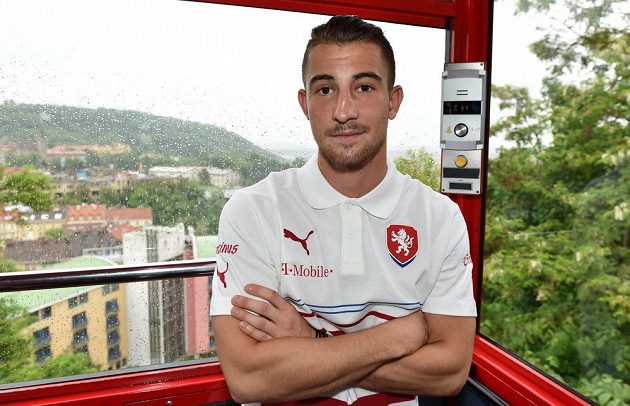 Záložník Lukáš Vácha v lanovce nad Prahou na svém prvním srazu české fotbalové reprezentace před utkáním ve Finsku.