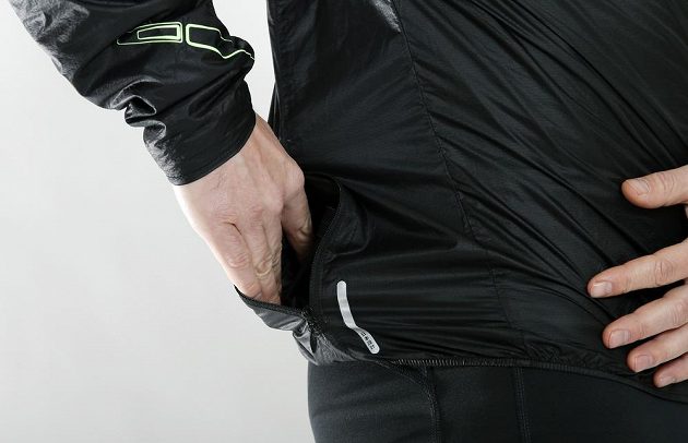 Bunda Mizuno Lightweight 7D Jacket: Do prostorné boční kapsy ji můžete celou sbalit.