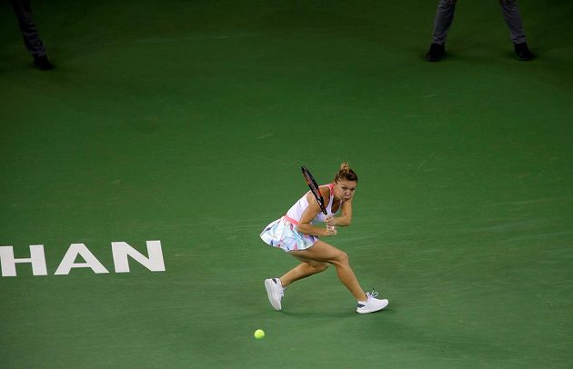 Rumunská tenistka Simona Halepová během semifinálového duelu s Petrou Kvitovou na turnaji ve Wu-chanu.