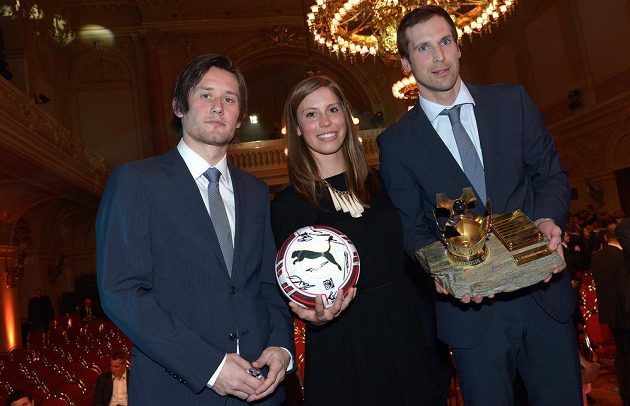 Kapitán reprezentace Tomáš Rosický (zleva), olympijská vítězka snowboardistka Eva Samková a Petr Čech během vyhlášení ankety Fotbalista roku 2013.