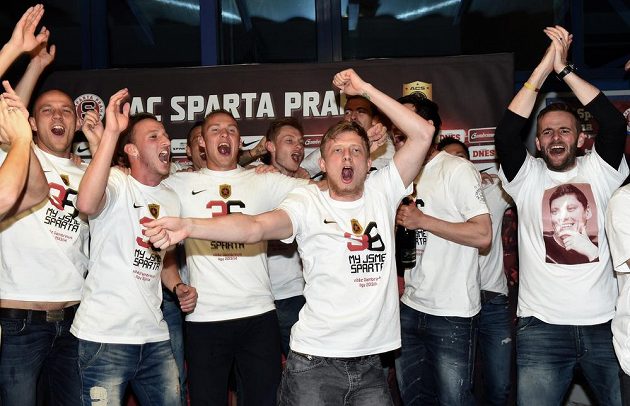 Fotbalisté Sparty Praha (zleva): Roman Bednář, Matěj Hybš, Pavel Kadeřábek, Jakub Brabec a Ladislav Krejčí oslavují zisk mistrovského titulu.