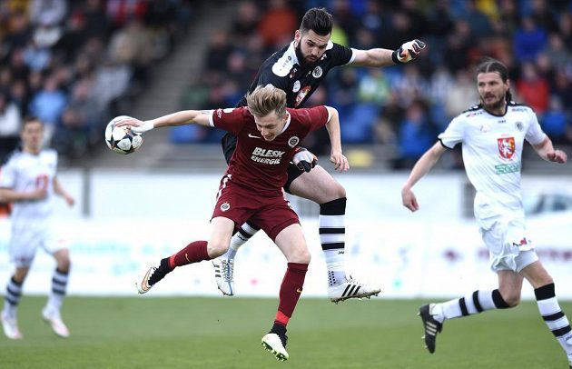 Ladislav Krejčí ze Sparty Praha a brankář Hradce Tomáš Koubek během utkání 22. kola Synot ligy.