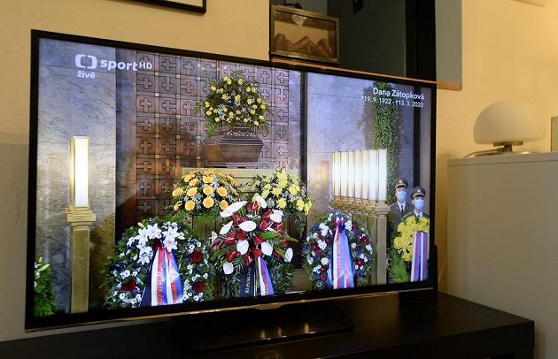 V přímém přenosu vysílala Česká televize poslední rozloučení s atletickou legendou Danou Zátopkovou, která zemřela 13. března ve věku 97 let.