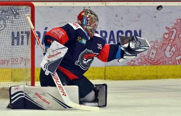 Brankář Chomutova Justin Peters.