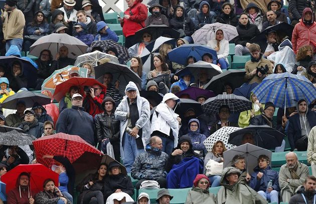 Diváci na kurtu Philippa Chatriera během utkání Tomáše Berdycha s Novakem Djokovičem ze Srbska.