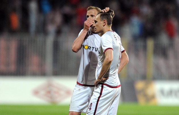 Zklamaní obránci Sparty Praha Ondřej Švejdík (vpředu) a Jiří Jarošík po porážce od Zbrojovky Brno.