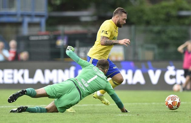 Zleva brankář Slavie Ondřej Kolář a Antonín Fantiš ze Zlína, který se dostal do obrovské šance