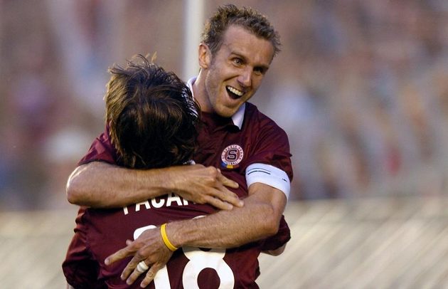 Karel Poborský ze Sparty oslavuje svůj gól v utkání 2. předkola Ligy mistrů s Apoelem Nikosia v srpnu 2004 v Praze.