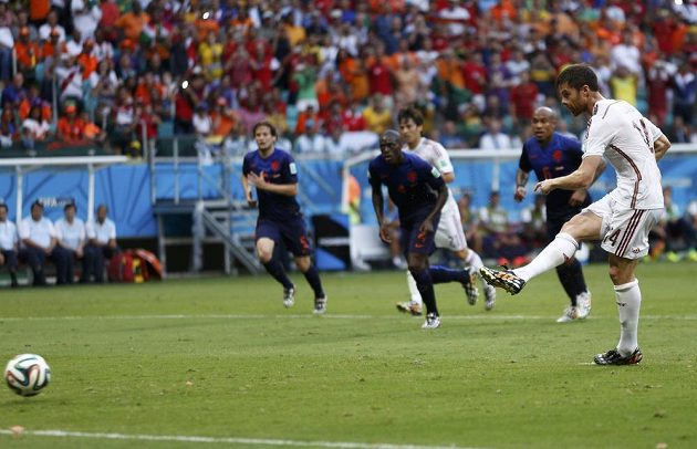 Xabi Alonso proměňuje pokutový kop. Španělé jdou v duelu s Nizozemskem do vedení.