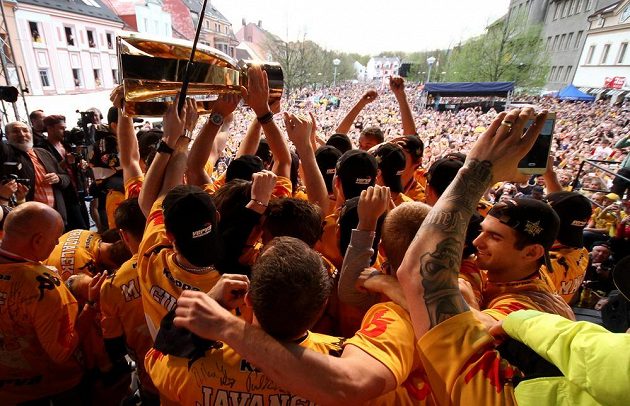 Oslavy vítězství litvínovských hokejistů v extralize, hráči ukazují fanouškům mistrovský pohár.