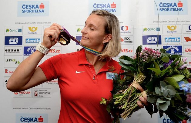 Oštěpařka Barbora Špotáková si prohlíží zlatou medailí z mistrovství Evropy v Curychu.