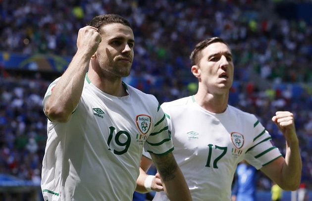 Irský fotbalista Robbie Brady slaví se spoluhráčem Stephenem Wardem gól proti Francii.