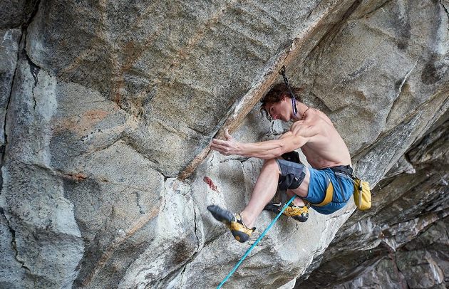 Adam Ondra v delikátní pozici v cestě Project Hard.